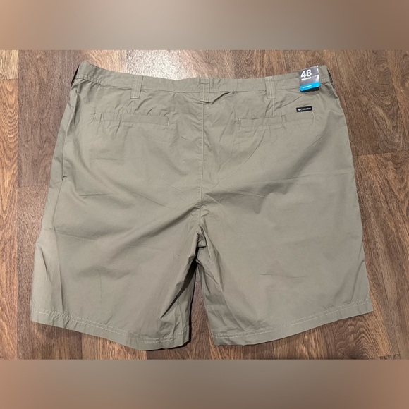 Columbia Washed Out Mens Cotton Shorts Size 48x10 Olive Green Flat Front Casual - Picture 3 of 9